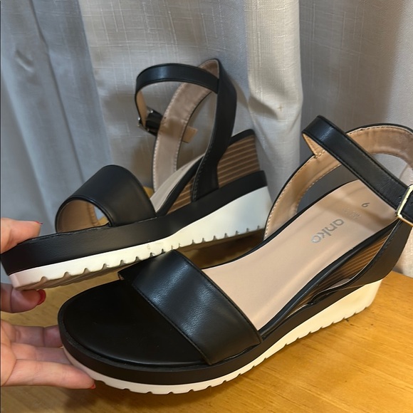 5/$25 Anko Black and White Wedge Shoes with Platform Sole - Picture 3 of 3